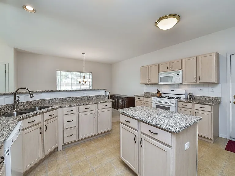 1011 Woodview Ct — Photo 5