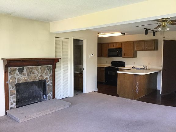3rd image of 82 Eastgate Cir APT B