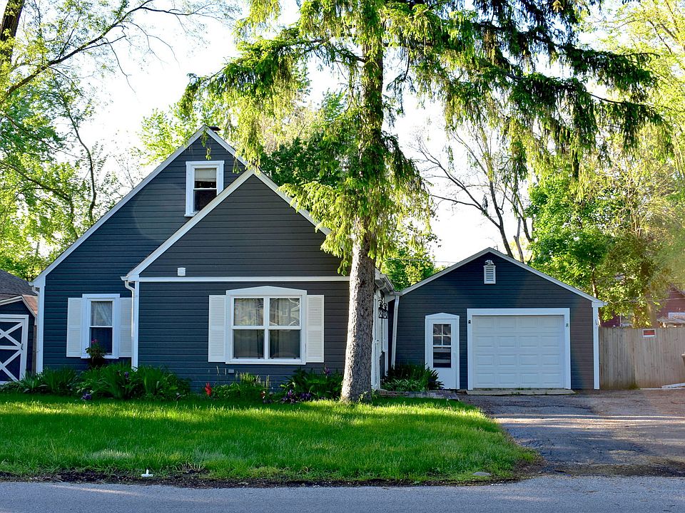 1st image of 204 E Willow Dr