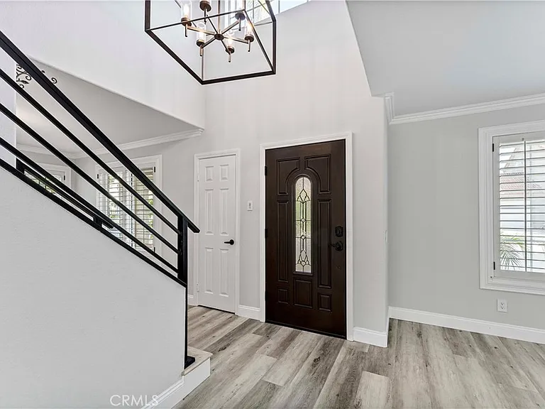 12 Dominguez St — Photo 3