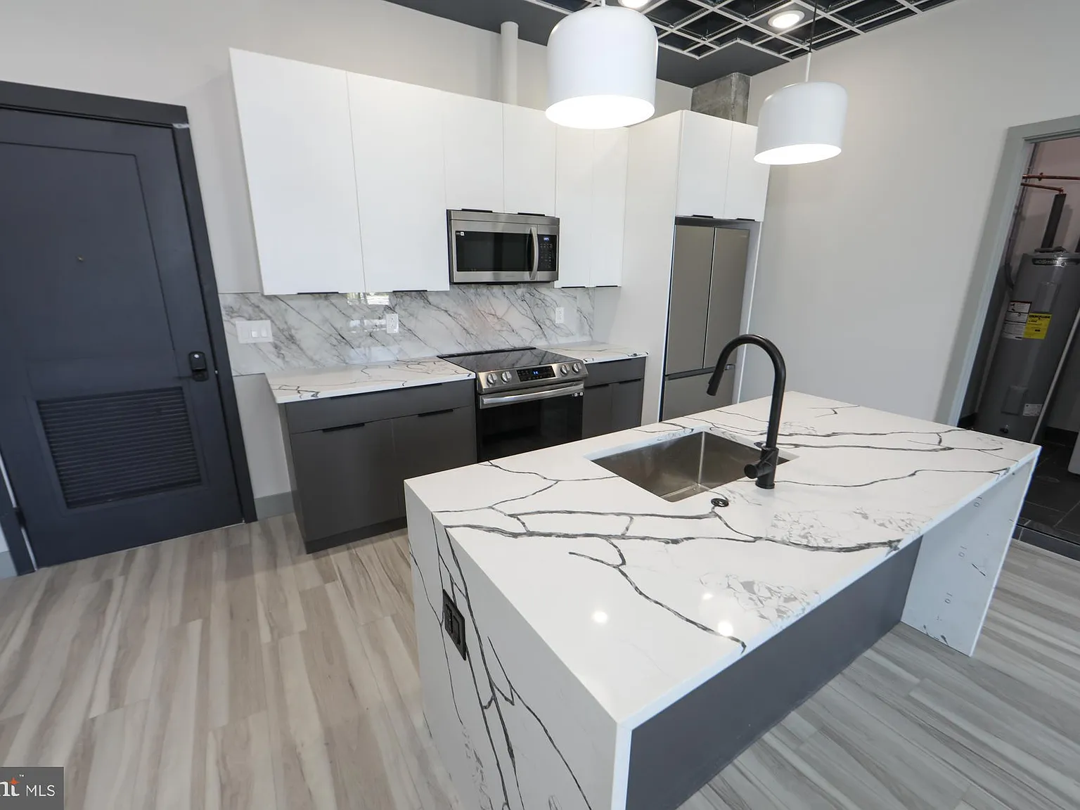 2 bed, 2.5 bath, 21396 sqft, $2,500 — Photo 2