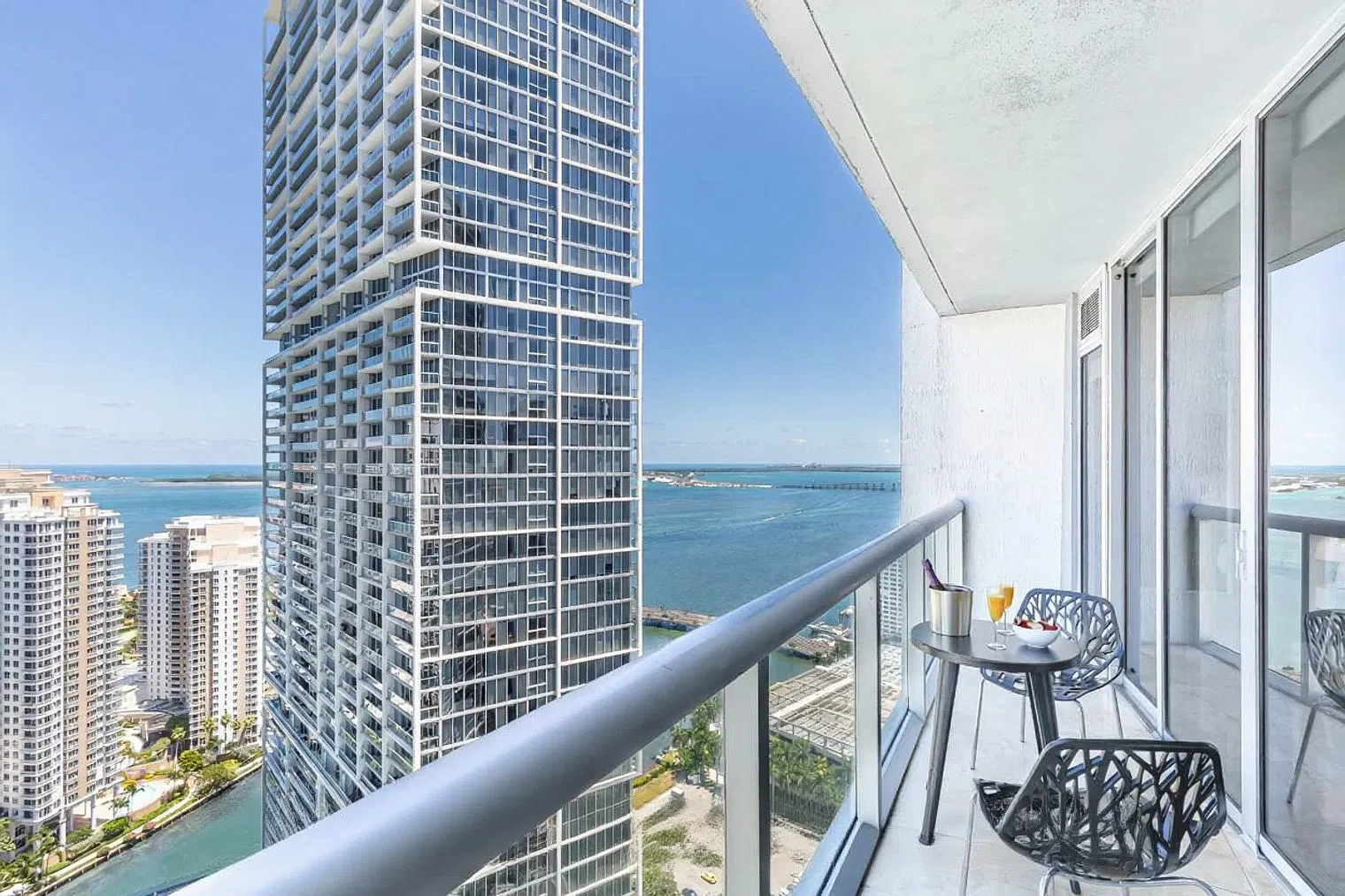 1 bed, 1.0 bath, 893 sqft, $4,777 — Photo 3