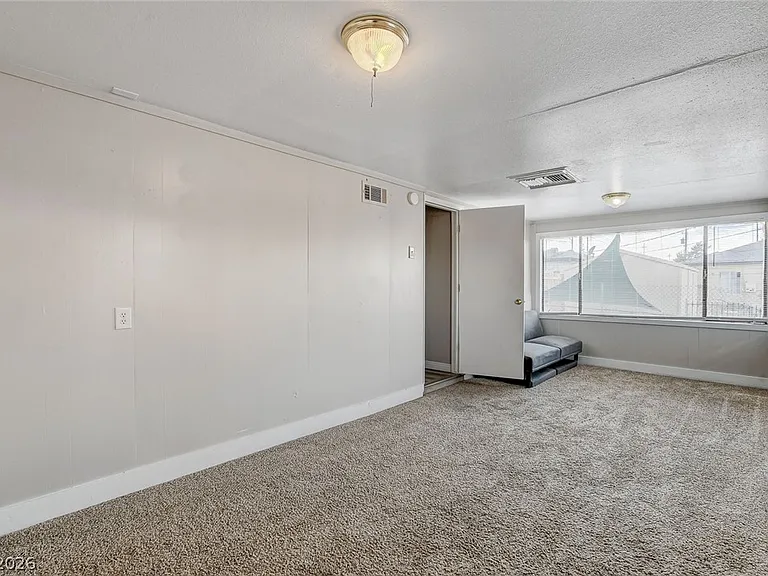 214 W Victory Rd — Photo 23