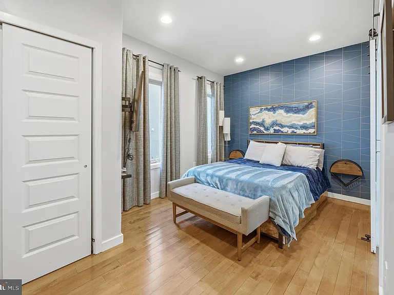 2568 Collins St — Photo 13