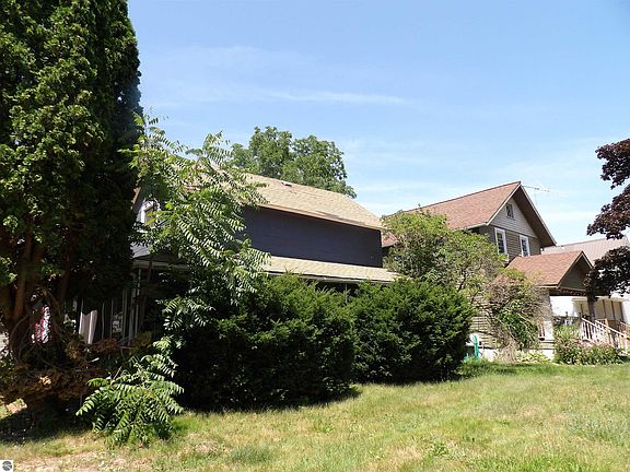 3rd image of 325 Walnut St