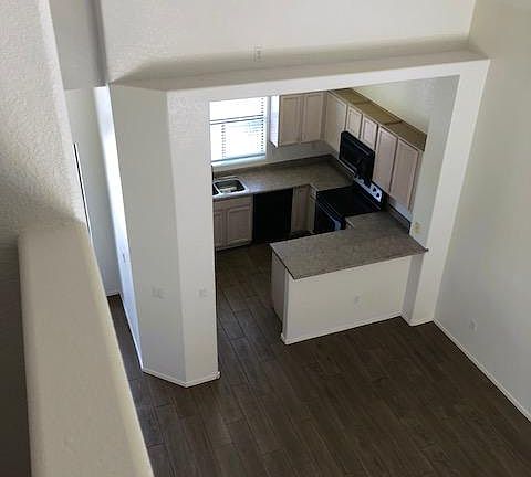 3rd image of 410 S 89th Pl