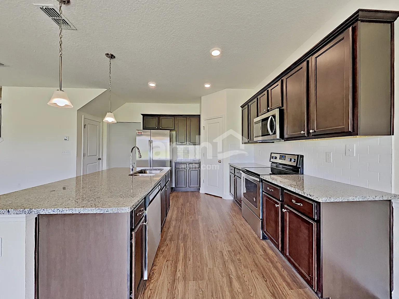 4 bed, 2.5 bath, 2309 sqft, $2,485 — Photo 3
