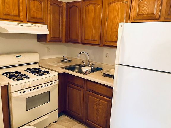 3rd image of 430 Gates Ave APT 2