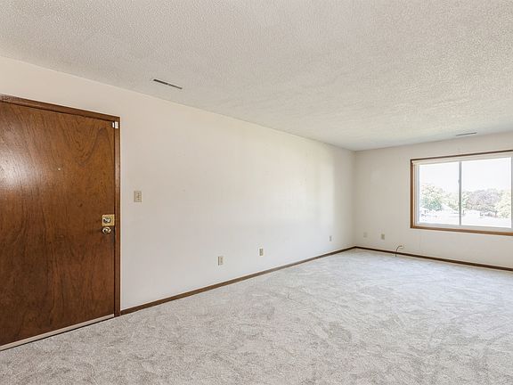 3rd image of 4833 Woodland Ave Unit 4