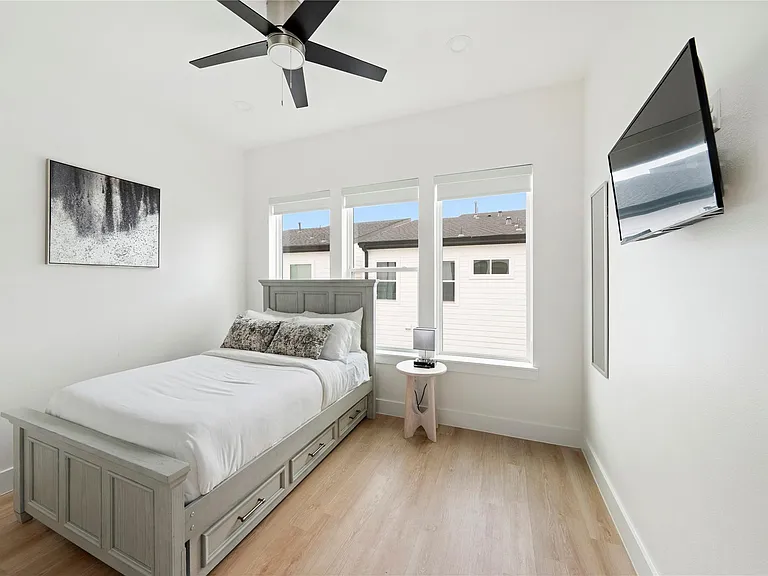 3010 Delano St — Photo 22