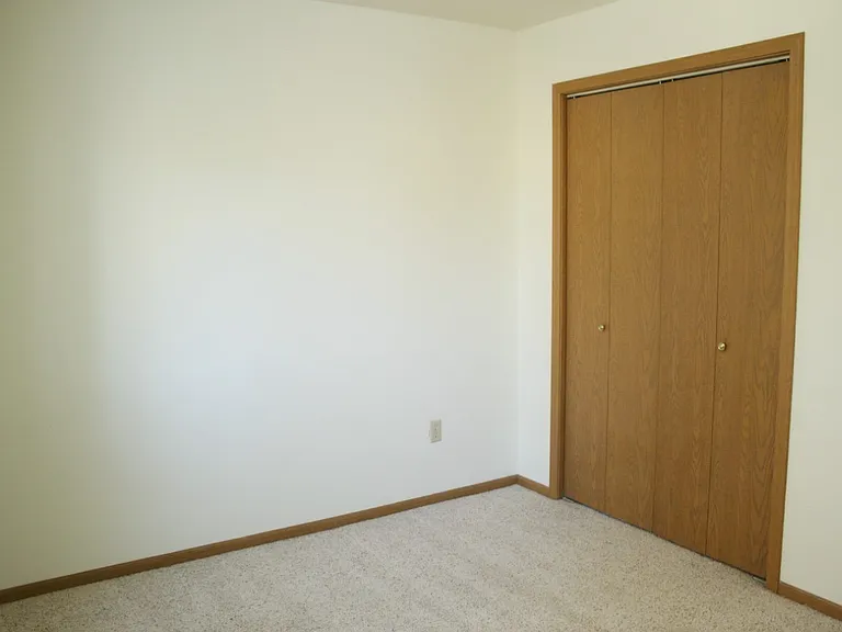 Williamsburg Apartments - Attached Double Garage! — Photo 14