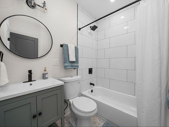 2nd image of 2752 W Belmont Ave #2