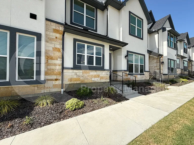 237 Mule Deer Mews — Photo 2