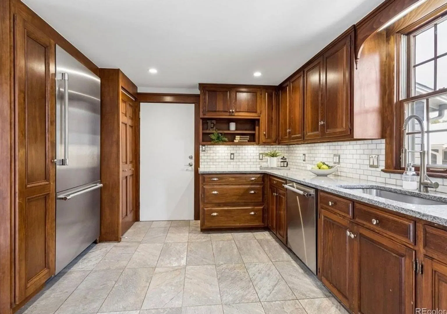 Charming 3 Bed 3 Bath House in Englewood — Photo 3