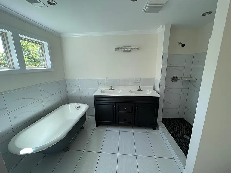 2110 Larchwood Rd SW — Photo 12
