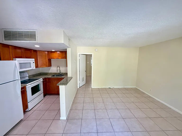 417 NE 17th Ave #10 — Photo 2