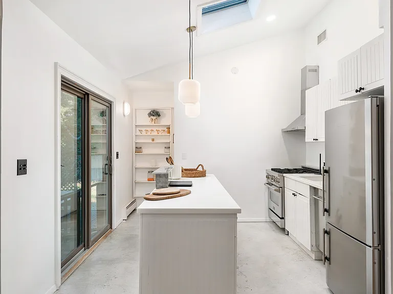20 Lotus Ave — Photo 8