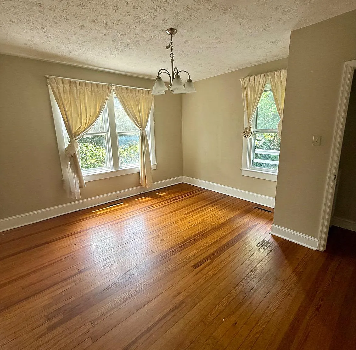 4 bed, 1.5 bath, 1800 sqft, $2,100 — Photo 4
