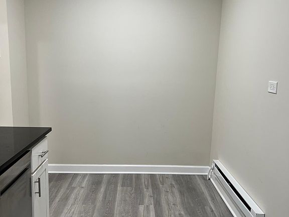 3rd image of 840 W Cornelia Ave #1N