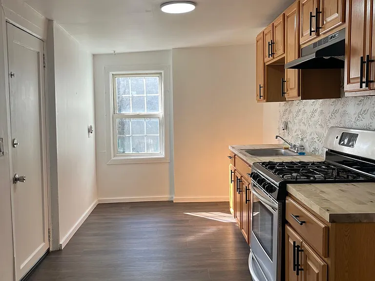 1102 Franklin St — Photo 4