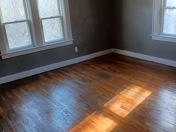 3rd image of 912 Hall St SE