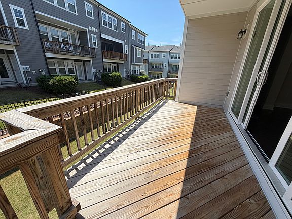 3rd image of 1065 Larabee Ln
