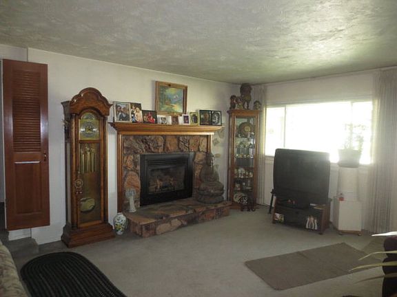 3rd image of 1160 Syringa Dr