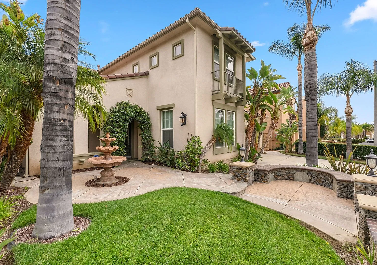 Your Private Resort Awaits-Luxury Living in Santa Clarita — Photo 3