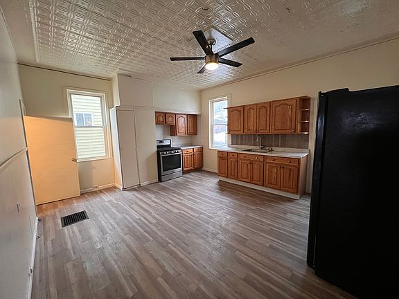 2nd image of 2715 Leland St