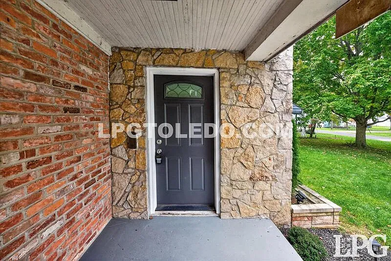 4 bed, 3.0 bath, 1727 sqft, $2,195 — Photo 3