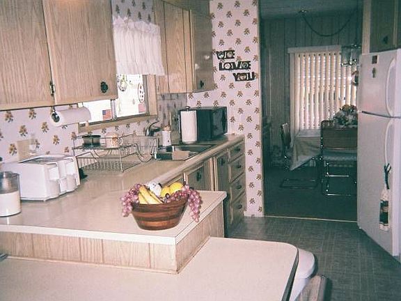 Roomy Kitchen/ Bkfst Bar!