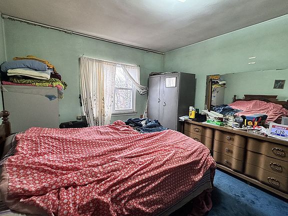 3rd image of 946 E 215th St