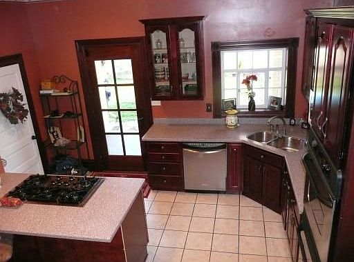 Kitchen w/Walk-in Pantry