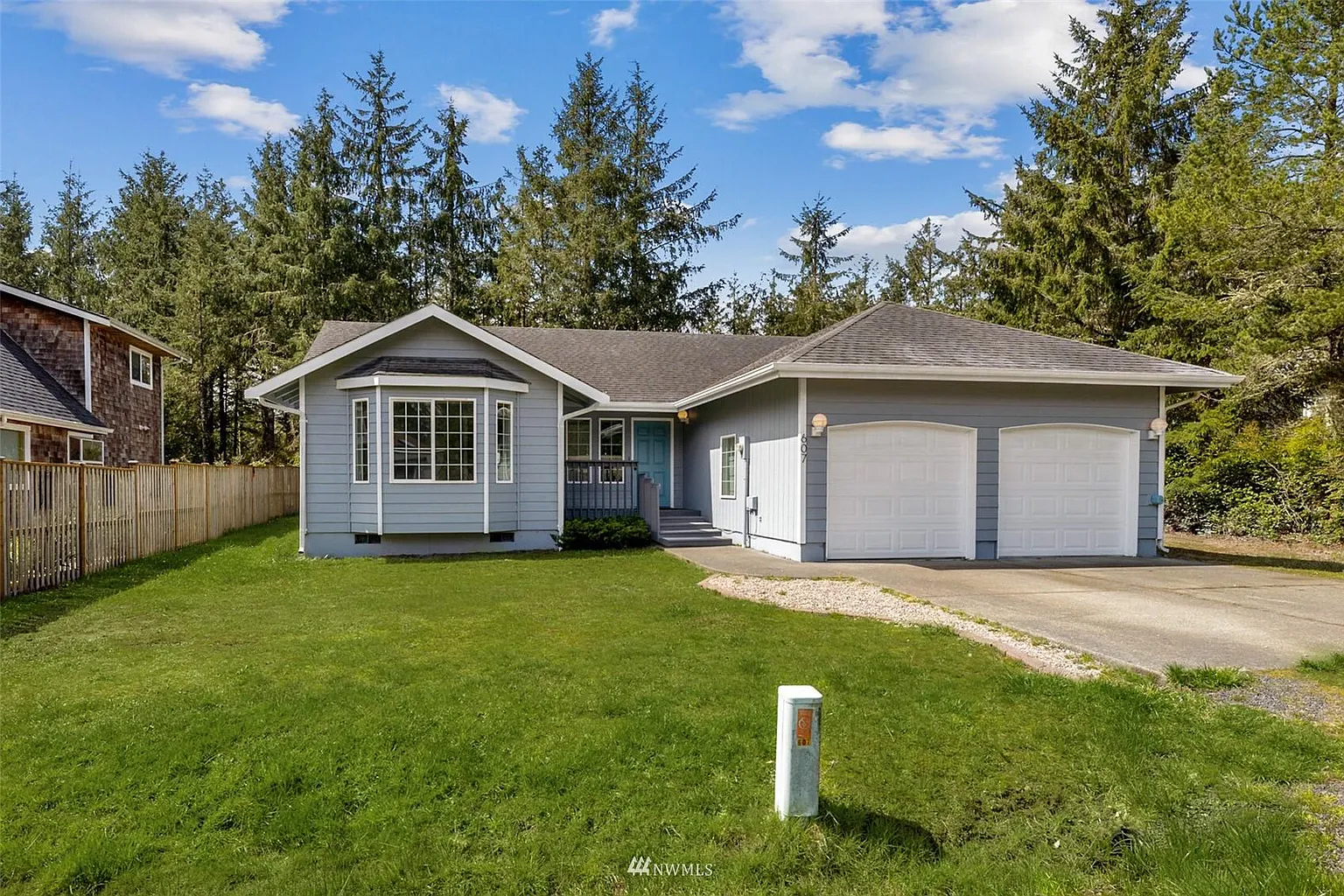 607 Woodland Loop NE photo 1