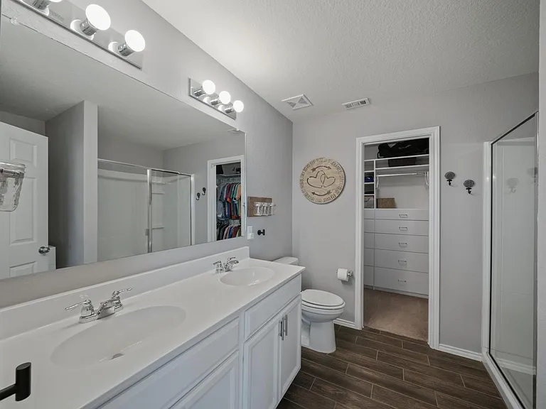 Owners bath/closet
Dual vanity! 
Large shower! 
Built in closet!