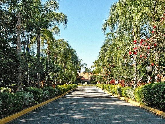 Boulevard to clubhouse