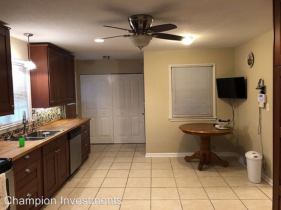 5th image of 913 Surry Dr