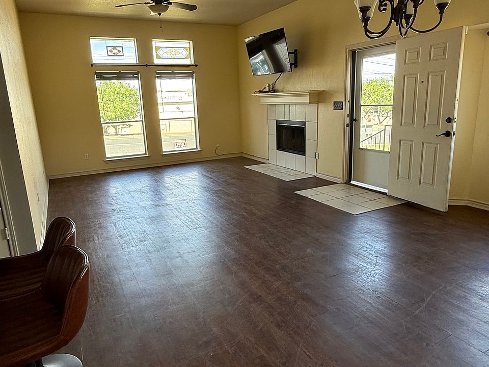 Living and dining area. 10 ft ceilings