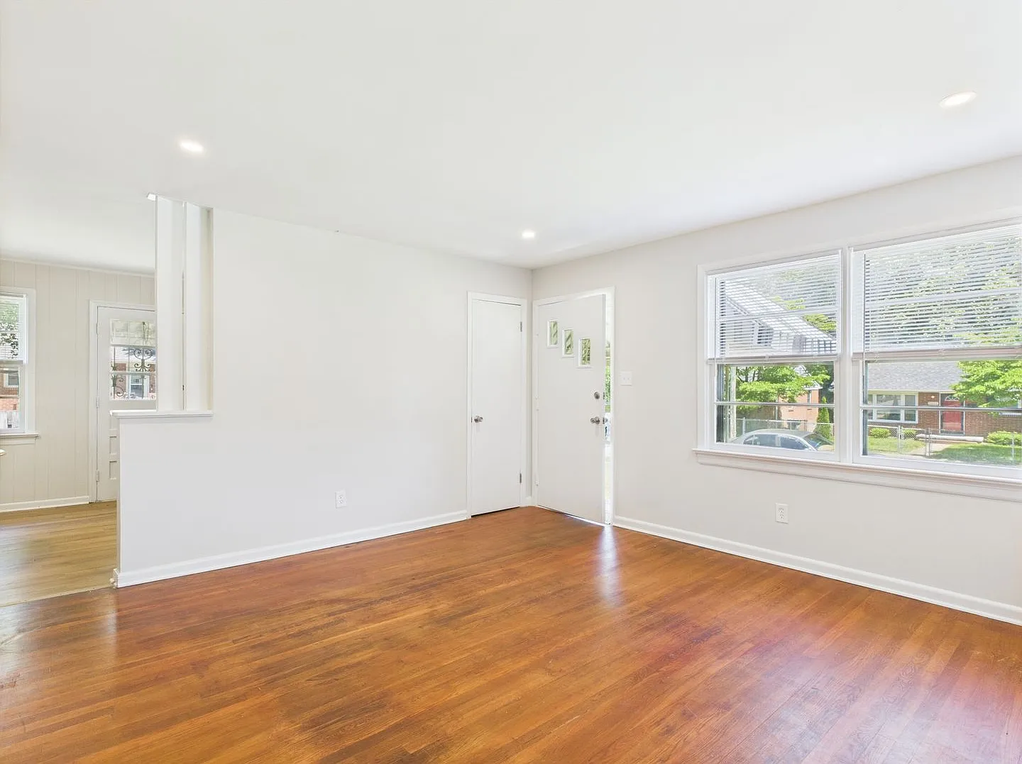 3 bed, 1.0 bath, 1040 sqft, $1,800 — Photo 3