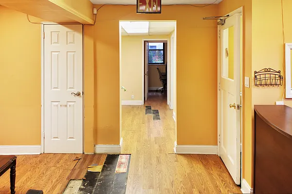 Sold by Thomas Lipovetsky, LREB | media 7