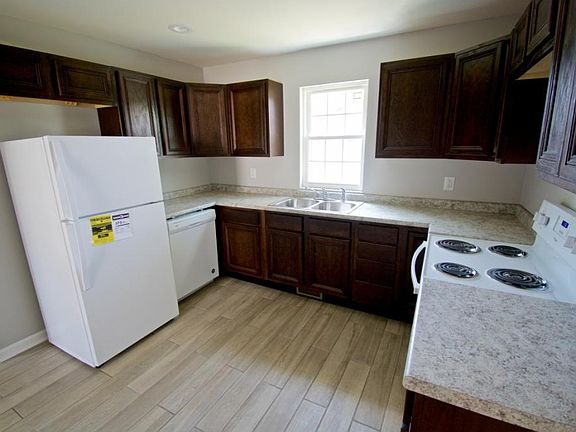 5th image of 132 Alvin St