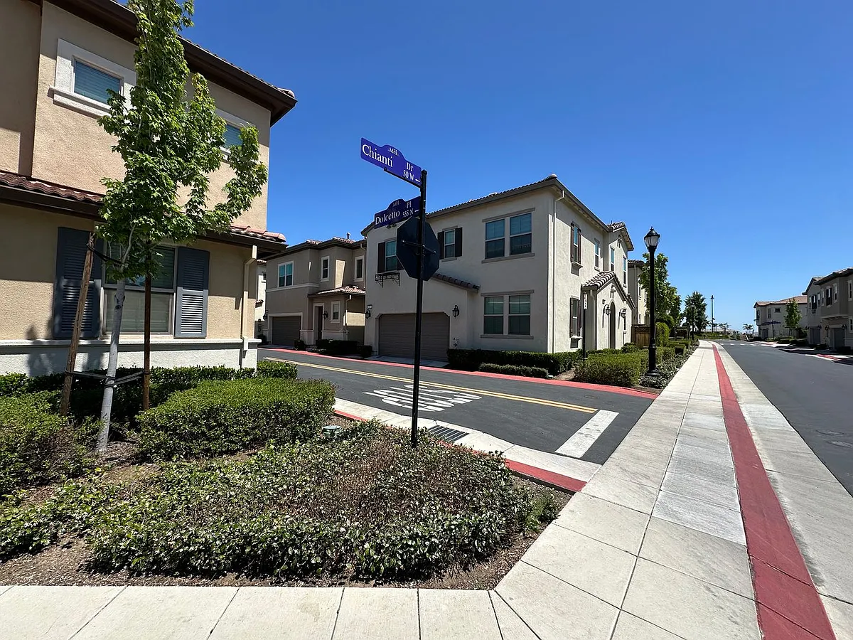 Building Photo - 561 N Dolcetto Pl