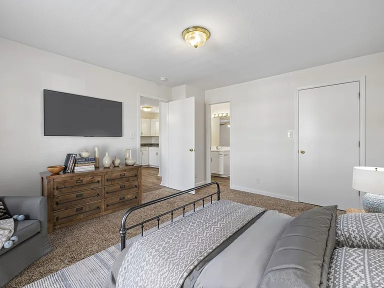 One Bedroom - 1 Bed / 1 Bath - 800 Sq.Ft.
