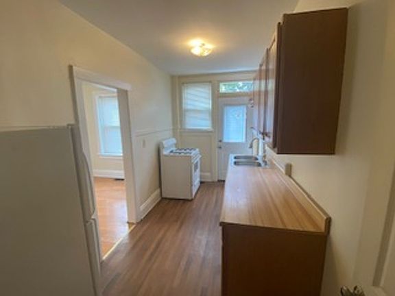 4th image of 451 E Tompkins St #461