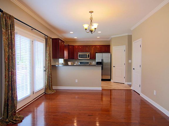 3rd image of 601 Balmoral Ln