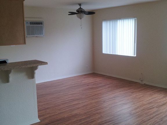 5th image of 925 W Clark Ave #C