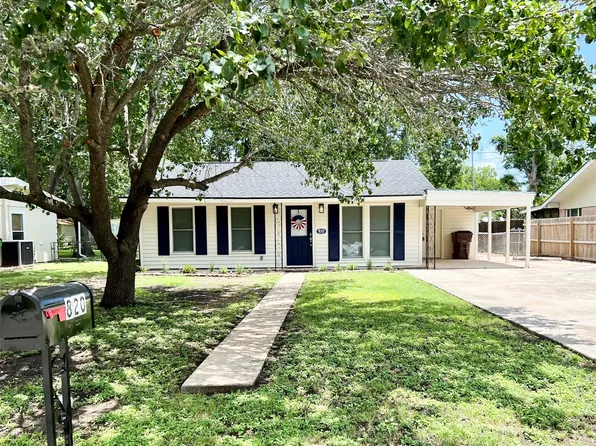 820 W Live Oak St, Lockhart, TX 78644