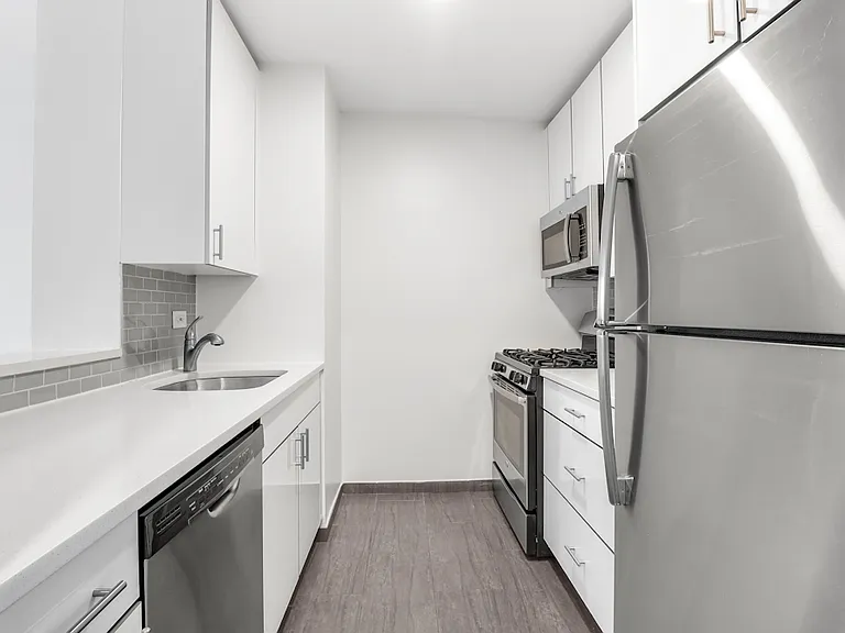 520 W 43rd St #8E — Photo 6