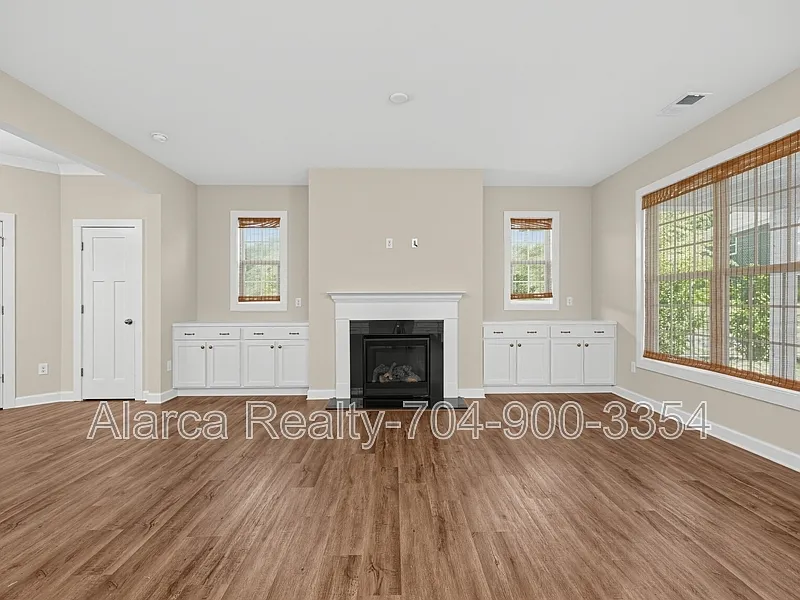 4 bed, 3.5 bath, 2730 sqft, $3,400 — Photo 4
