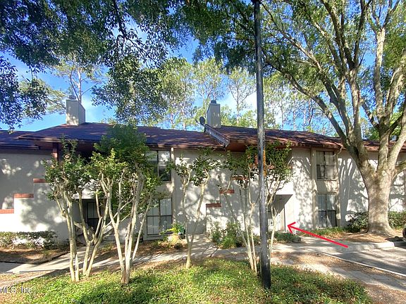 3rd image of 605 CLUBHOUSE Court